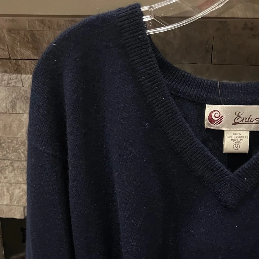 Men's Deep Blue V-Neck Cashmere Sweater size Medium